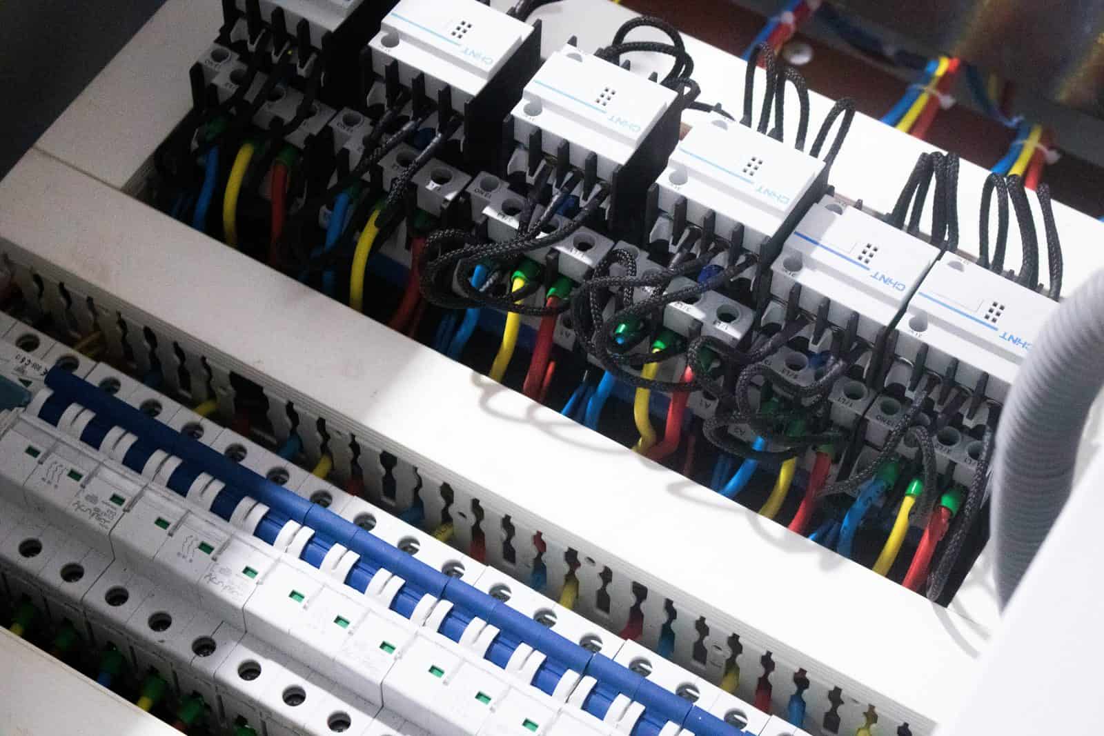 Een bedrade groepenkast met installatieautomaten en aardlekschakelaars