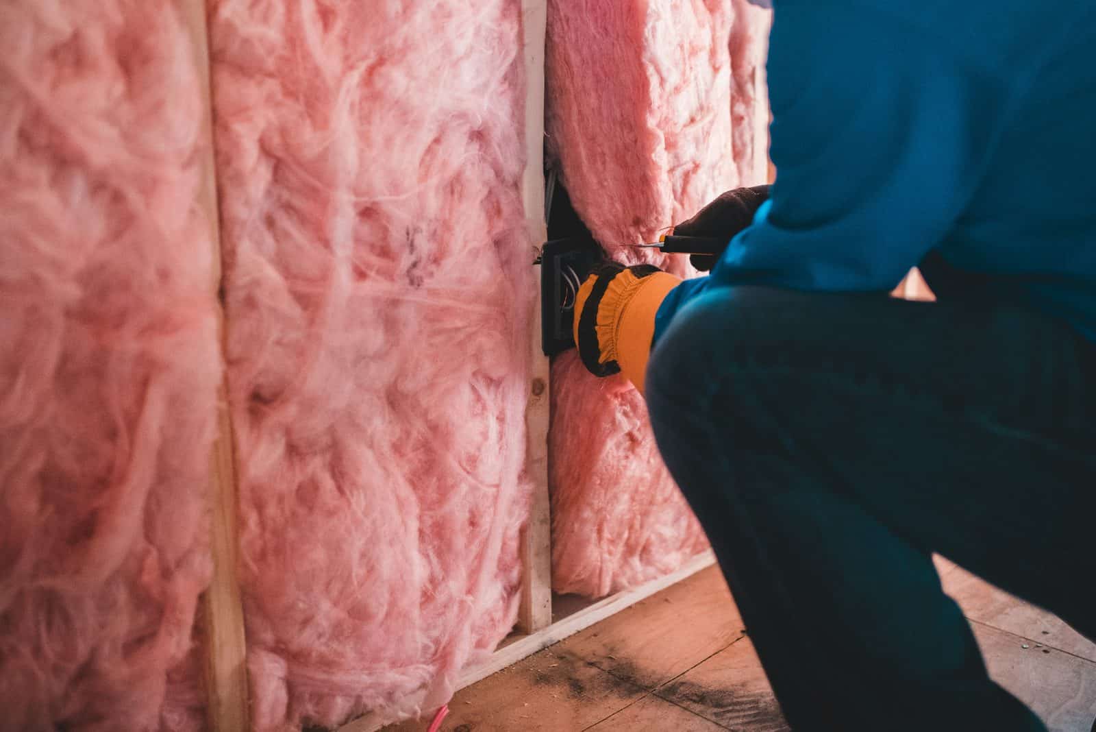 Glaswol tussen de stijlen van een wand: hoe beter je isoleert, hoe belangrijker goede ventilatie wordt